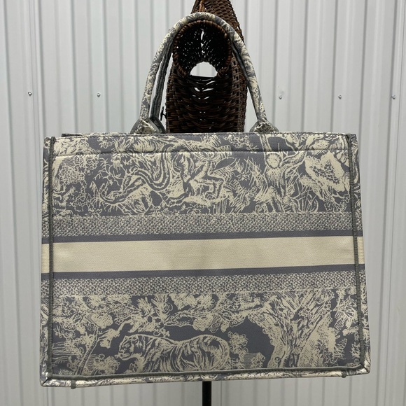 CHRISTIAN DIOR Canvas Embroidered Large Dioriviera Toile De Jouy Blue Book Tote - Picture 2 of 16